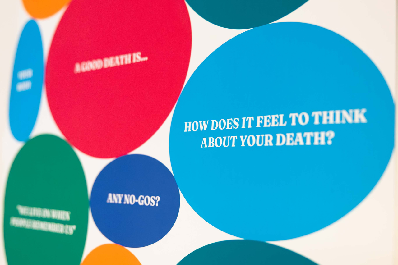 Mehrere farbige Kreise auf weißem Hintergrund zeigen englische Fragen und Aussagen rund um das Thema Sterben und Tod, z.B. How does it feel to think about your death?