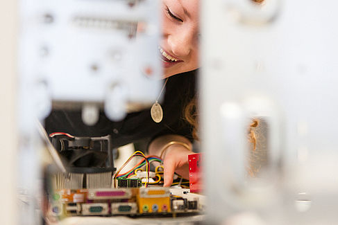 Eine Studentin experimentiert an einem elektrischem Modell © HTW Berlin/Nina Zimmermann