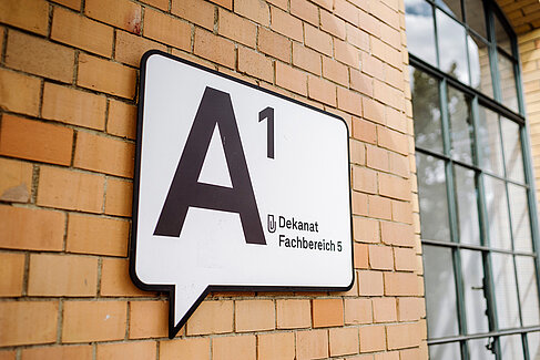 Gebäudebeschriftung Dekanat FB 5  © HTW Berlin