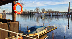 Blick auf die Spree mit Boot an einem Steg