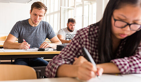 Studierende im Kursraum während einer Prüfung © HTW Berlin