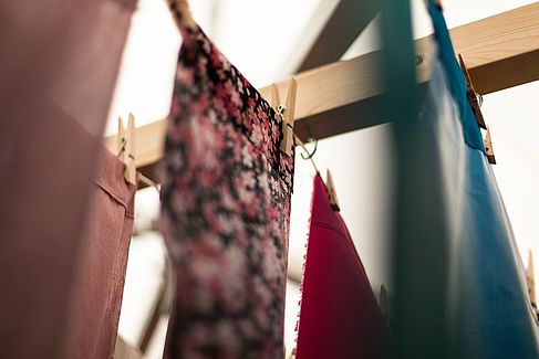 Bunte Stoffteile hängen mit Wäscheklammern befestigt  auf einer Leine © HTW Berlin