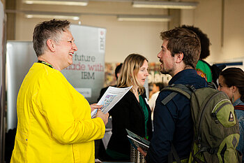 Arbeitgeberin und Student bei einem Karriere-Event © HTW Berlin Arbeitgeberin und Student bei einem Karriere-Event