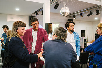 eine Gruppe von Lehrenden spricht miteinander