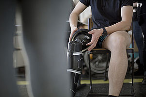 Ein junger Mann probiert eine Beinprothese an / Irma Fadhila