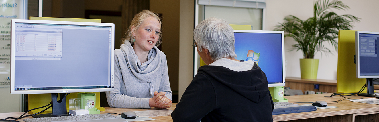 Studentin mit einer Mitarbeiterin im SSC