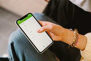 Eine Person hält ein Smartphone in der Hand, auf dem die HTW-Campus-App geöffnet ist. © HTW Berlin/Alexander Rentsch Eine Person hält ein Smartphone in der Hand, auf dem die HTW-Campus-App geöffnet ist.