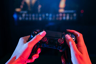 Zwei Hände halten eine Spielekonsole © istockphotos.com/Andrey Grigoriev
