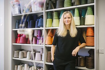 Porträt von Grit Seymour im Stricklabor © HTW Berlin/Alexander Rentsch