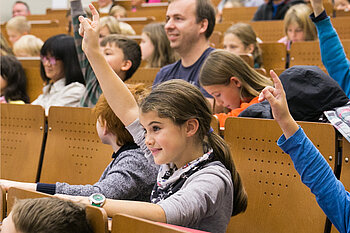 Mädchen bei der Kinderuni, das sich meldet © HTW Berlin/Laura Tran Mädchen bei der Kinderuni, das sich meldet