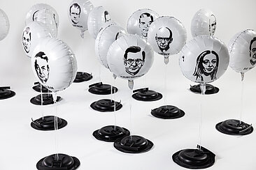 Heliumballons mit den Gesichtern von Regierungschefs © Rosi Pernthaller