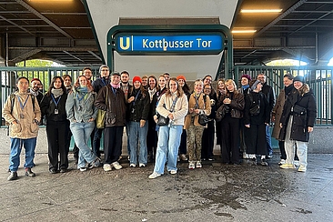 Gruppenfoto der Studierenden am Kottbusser Tor © HTW Berlin/Daniela Hensel