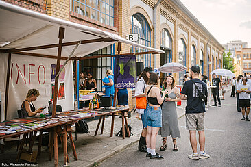 Infostand mit Besucher*innen