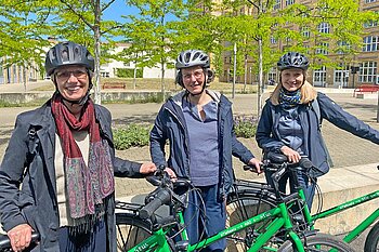 Dorothee Haffner, Annabella Rauscher-Scheibe und Antje Boshold (von links) © HTW Berlin/Hannah Weißbrodt Drei Frauen mit Fahrradhelm