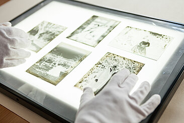 Leuchttisch mit historischen Fotos © HTW Berlin/Nina Zimmermann