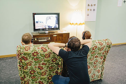Drei Studierende schauen ein Video an © HTW Berlin